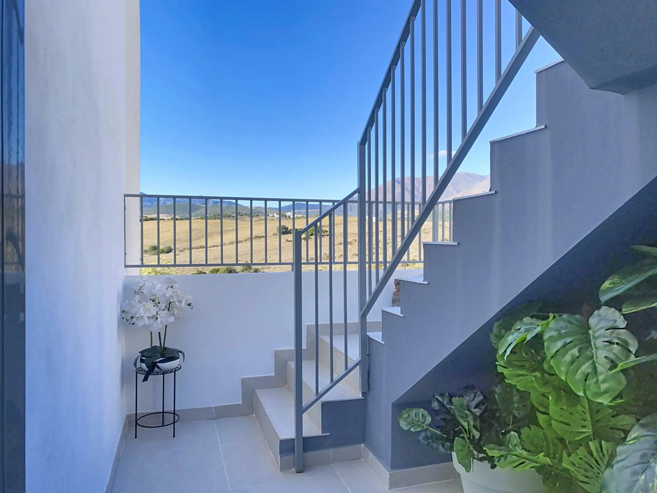 This duplex penthouse is located in the Serenity Views Urbanization, in West Estepona, and stands out for its impressive sea views and spaciousness. The property, situated in a gated community, offers the tranquility of living close to the sea and the con
