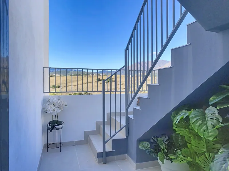 This duplex penthouse is located in the Serenity Views Urbanization, in West Estepona, and stands out for its impressive sea views and spaciousness. The property, situated in a gated community, offers the tranquility of living close to the sea and the con