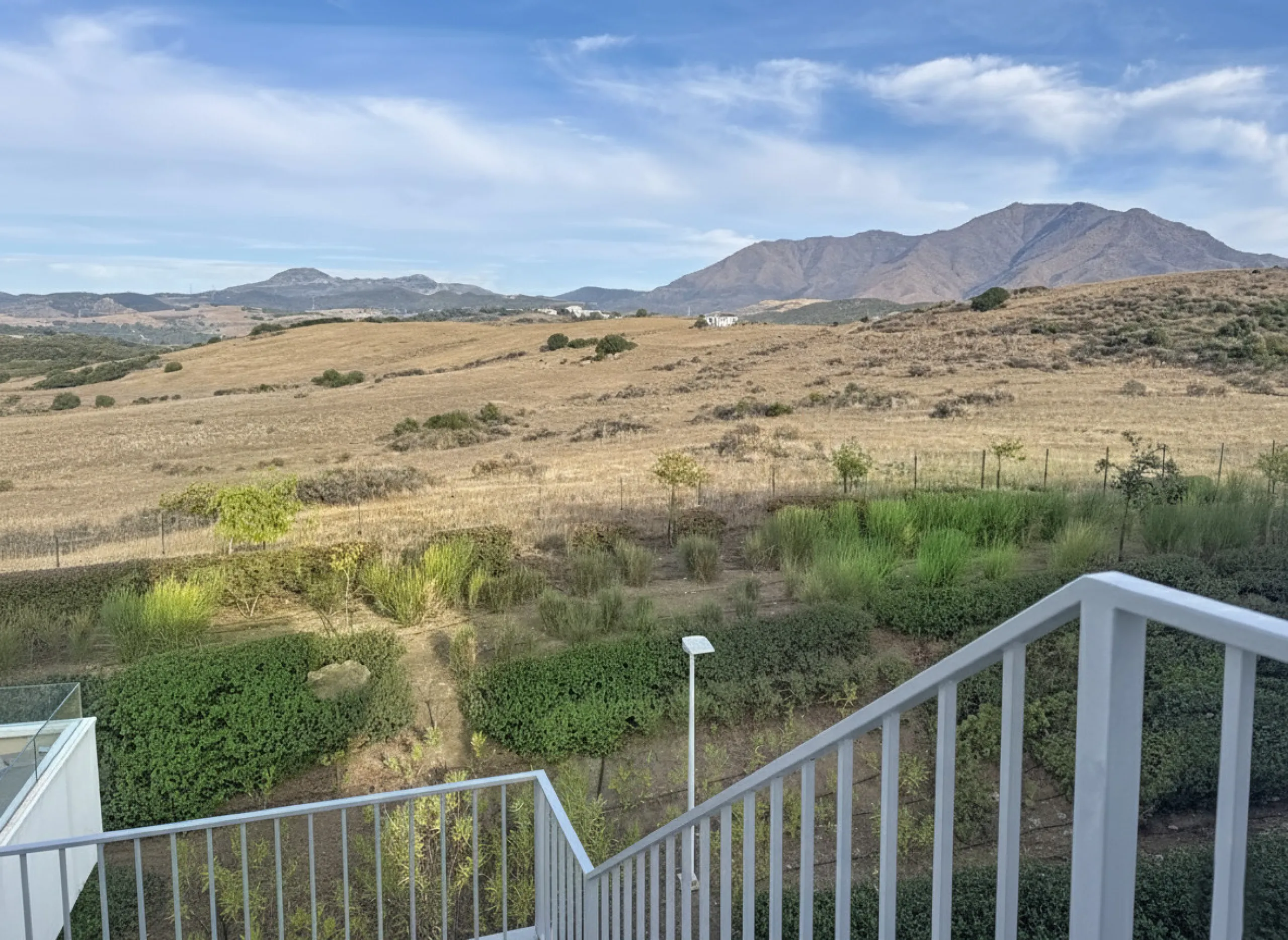 This duplex penthouse is located in the Serenity Views Urbanization, in West Estepona, and stands out for its impressive sea views and spaciousness. The property, situated in a gated community, offers the tranquility of living close to the sea and the con