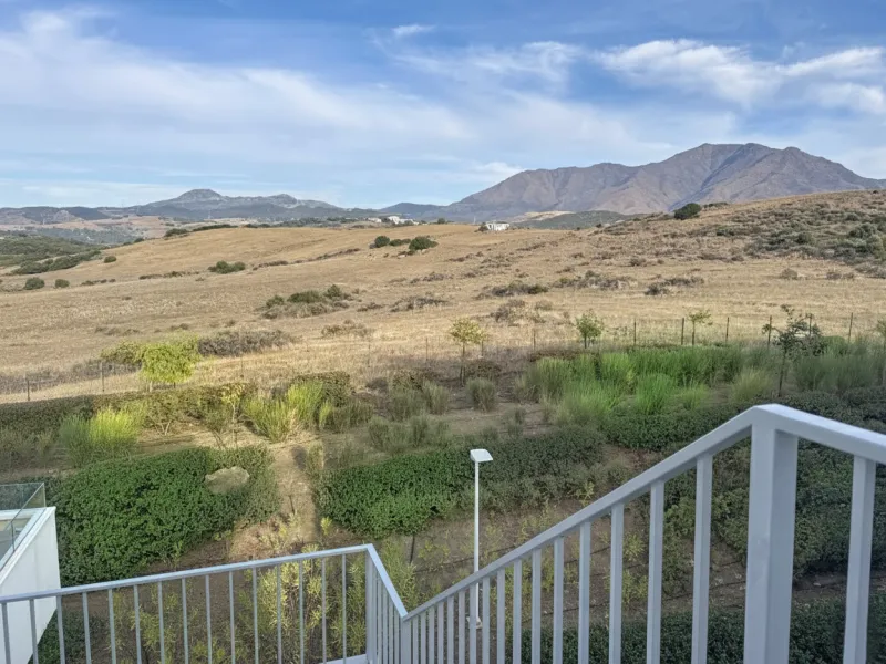 This duplex penthouse is located in the Serenity Views Urbanization, in West Estepona, and stands out for its impressive sea views and spaciousness. The property, situated in a gated community, offers the tranquility of living close to the sea and the con