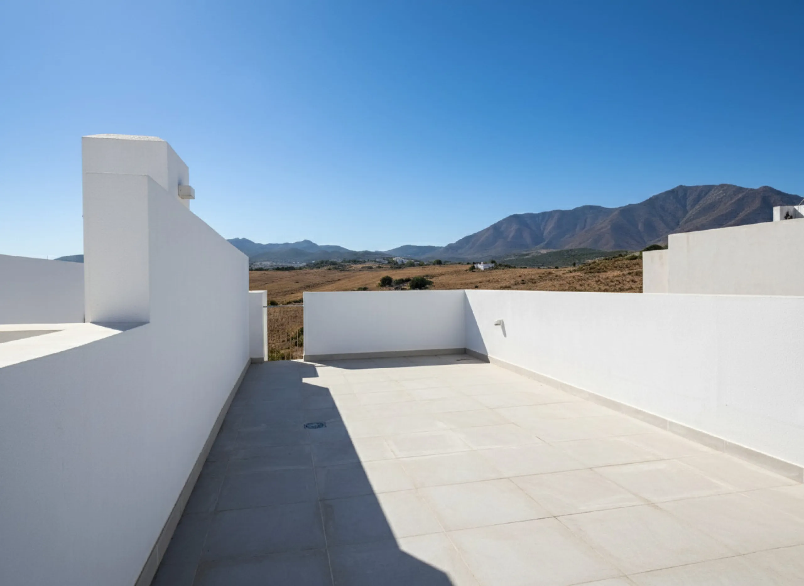 This duplex penthouse is located in the Serenity Views Urbanization, in West Estepona, and stands out for its impressive sea views and spaciousness. The property, situated in a gated community, offers the tranquility of living close to the sea and the con