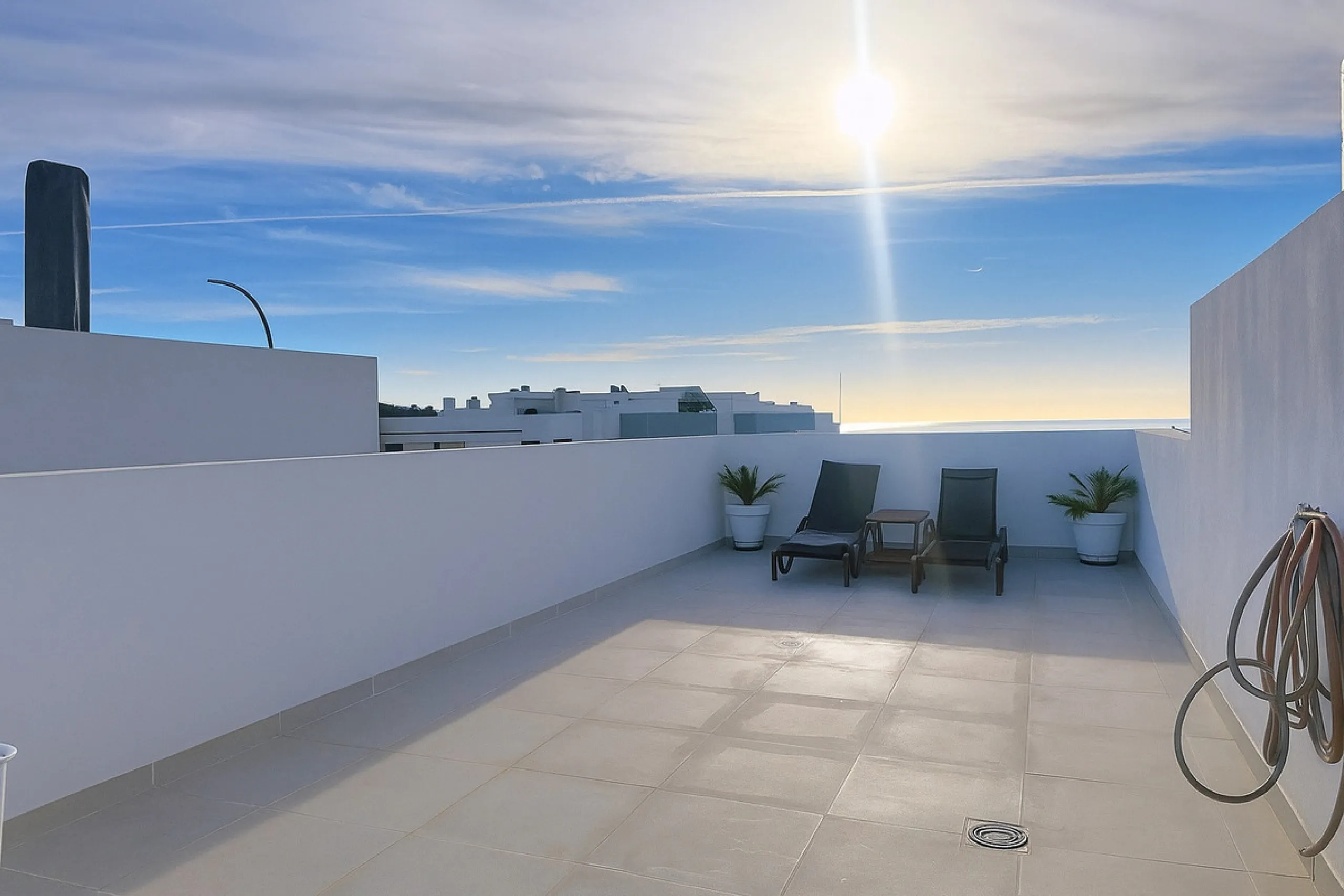 This duplex penthouse is located in the Serenity Views Urbanization, in West Estepona, and stands out for its impressive sea views and spaciousness. The property, situated in a gated community, offers the tranquility of living close to the sea and the con