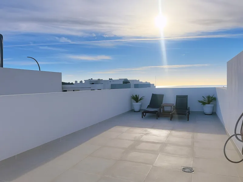 This duplex penthouse is located in the Serenity Views Urbanization, in West Estepona, and stands out for its impressive sea views and spaciousness. The property, situated in a gated community, offers the tranquility of living close to the sea and the con