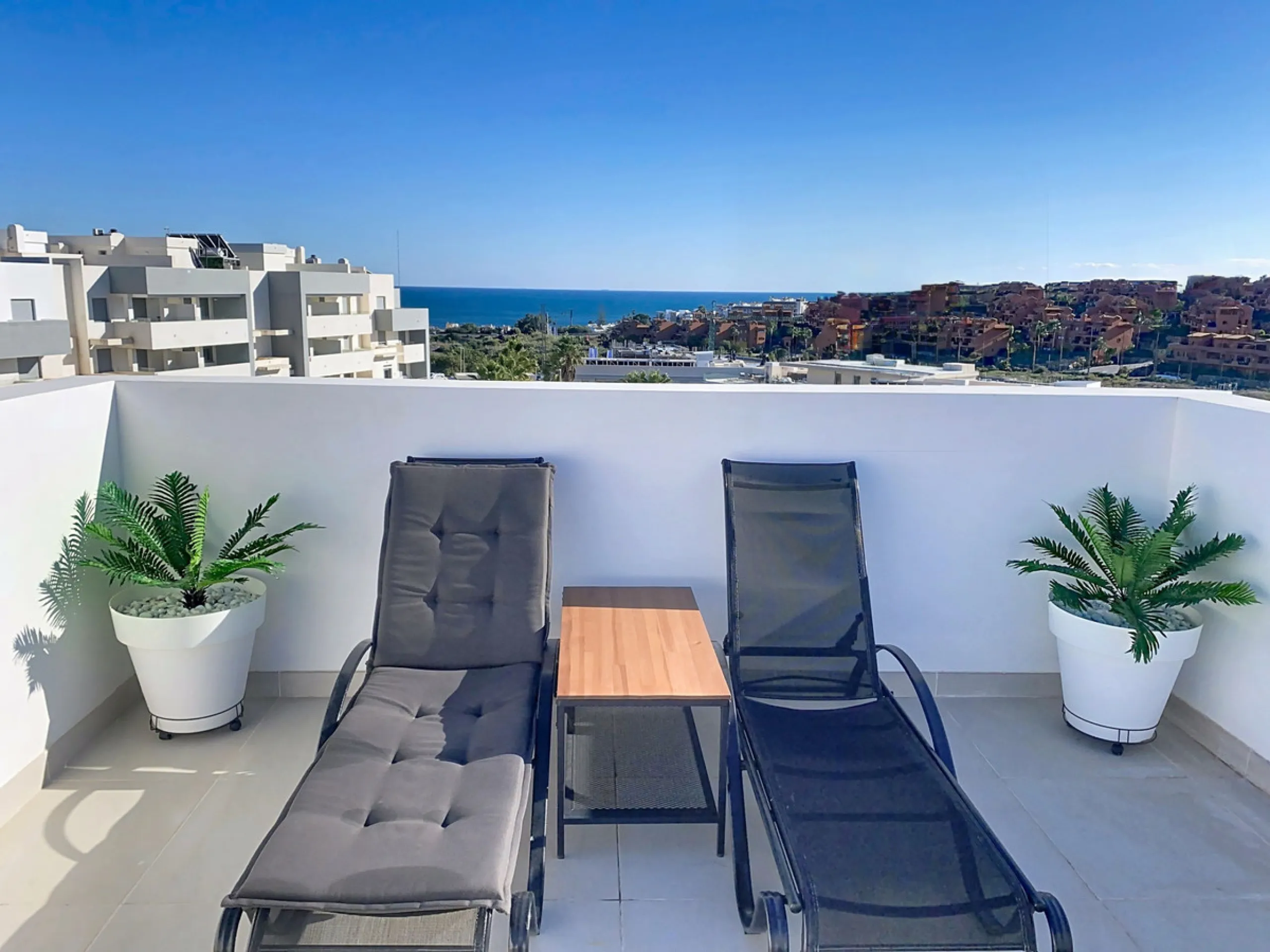 This duplex penthouse is located in the Serenity Views Urbanization, in West Estepona, and stands out for its impressive sea views and spaciousness. The property, situated in a gated community, offers the tranquility of living close to the sea and the con