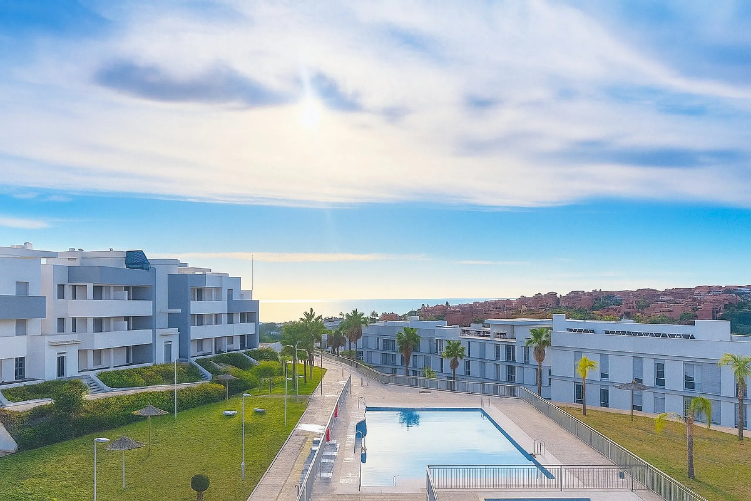 This duplex penthouse is located in the Serenity Views Urbanization, in West Estepona, and stands out for its impressive sea views and spaciousness. The property, situated in a gated community, offers the tranquility of living close to the sea and the con