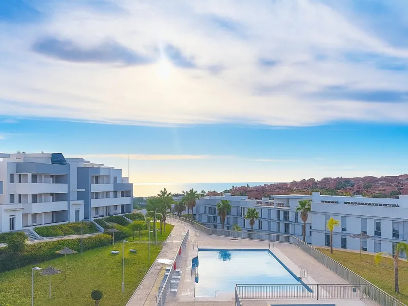 This duplex penthouse is located in the Serenity Views Urbanization, in West Estepona, and stands out for its impressive sea views and spaciousness. The property, situated in a gated community, offers the tranquility of living close to the sea and the con