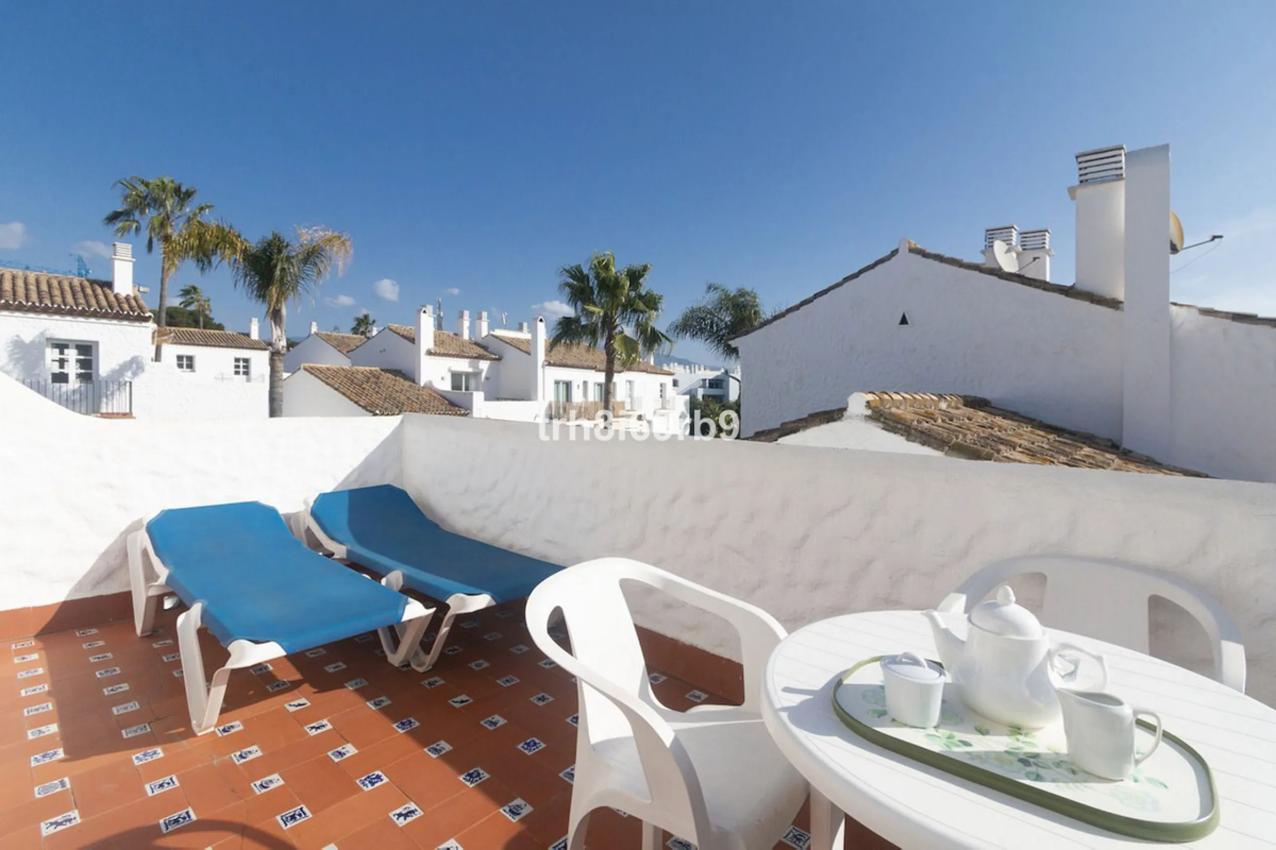 Much sought after top floor 2 bed, 2 bath apartment in established community of Bena Vista.  The resort boasts easy access from the coast road, directly between Estepona and San Pedro, at the foot of El Paraiso international golf valley, and has community