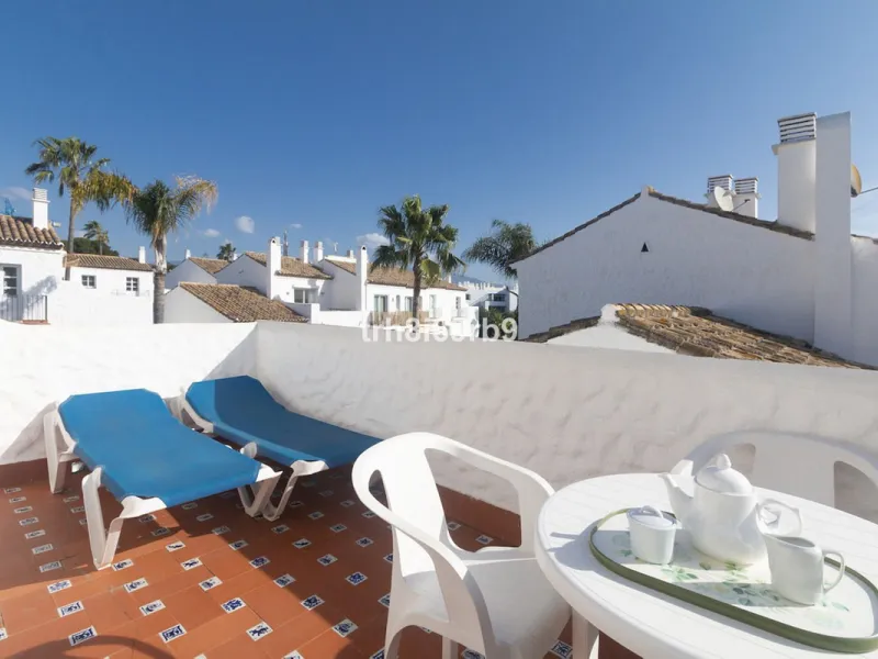 Much sought after top floor 2 bed, 2 bath apartment in established community of Bena Vista.  The resort boasts easy access from the coast road, directly between Estepona and San Pedro, at the foot of El Paraiso international golf valley, and has community