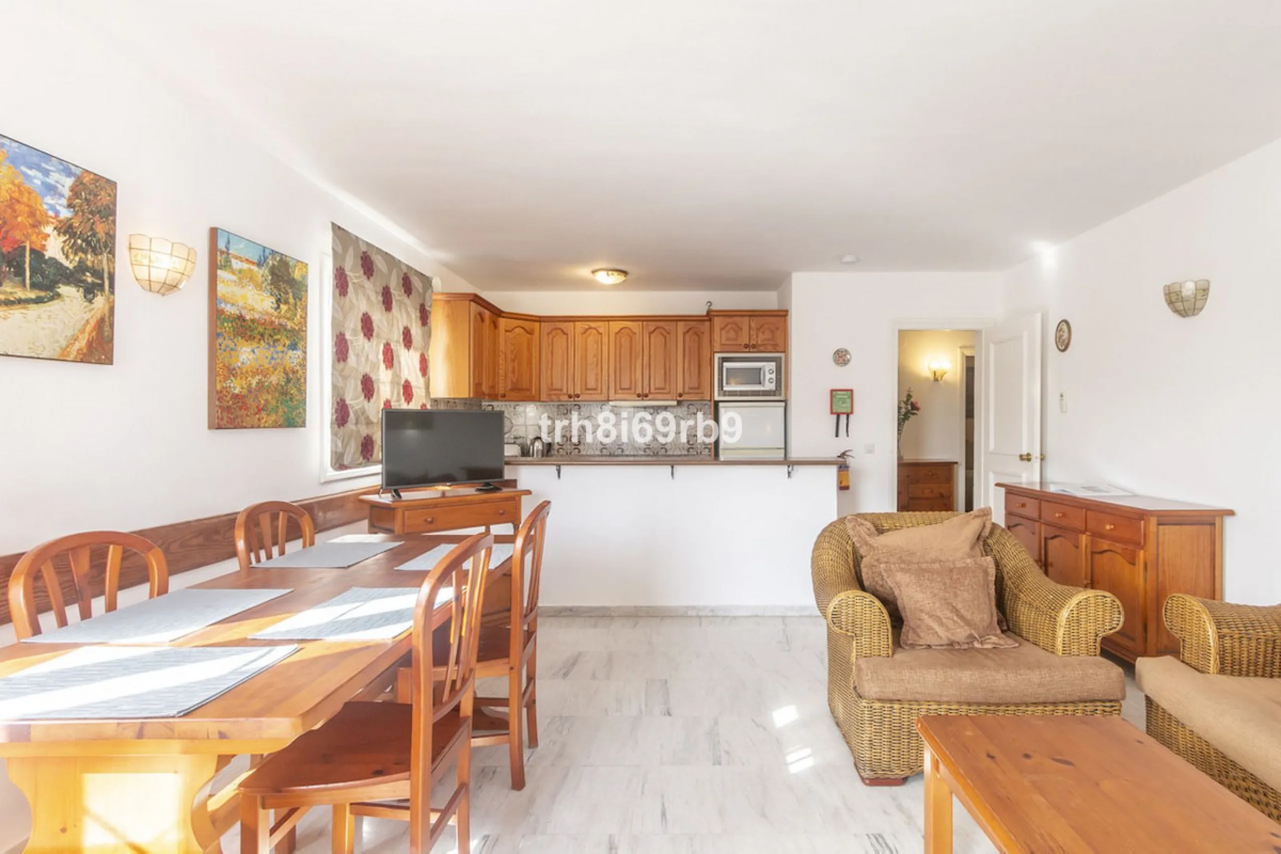 Much sought after top floor 2 bed, 2 bath apartment in established community of Bena Vista.  The resort boasts easy access from the coast road, directly between Estepona and San Pedro, at the foot of El Paraiso international golf valley, and has community