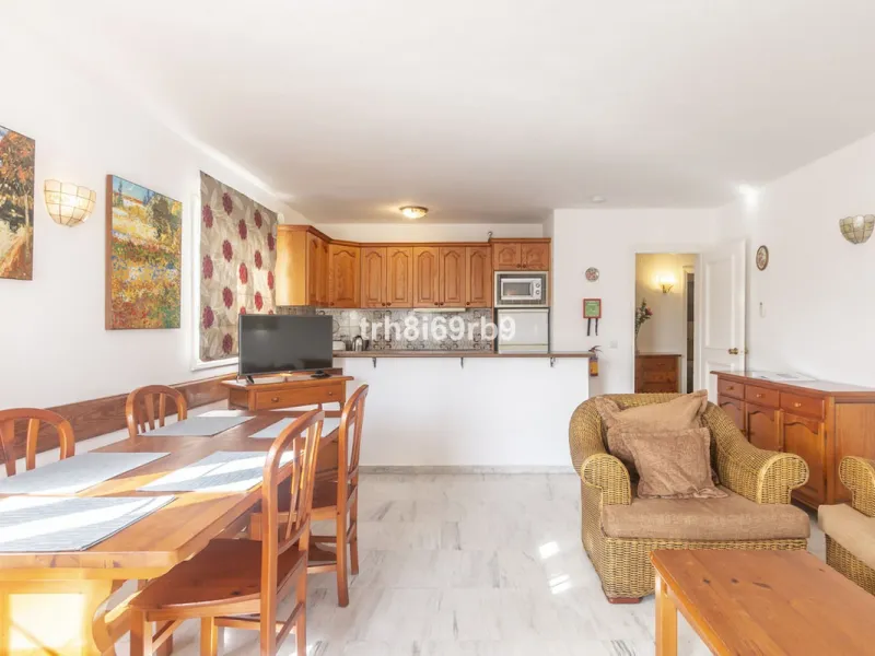 Much sought after top floor 2 bed, 2 bath apartment in established community of Bena Vista.  The resort boasts easy access from the coast road, directly between Estepona and San Pedro, at the foot of El Paraiso international golf valley, and has community