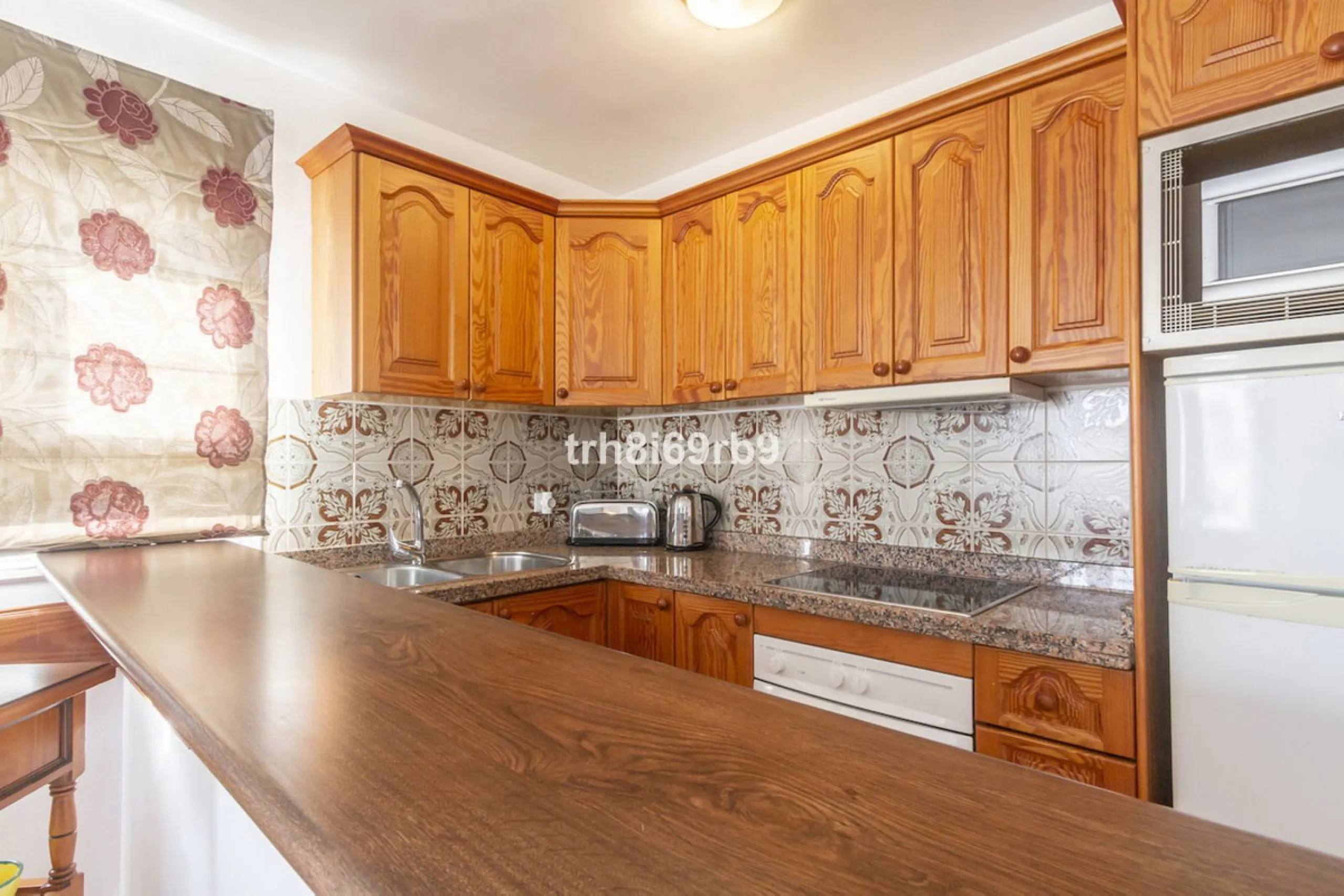 Much sought after top floor 2 bed, 2 bath apartment in established community of Bena Vista.  The resort boasts easy access from the coast road, directly between Estepona and San Pedro, at the foot of El Paraiso international golf valley, and has community