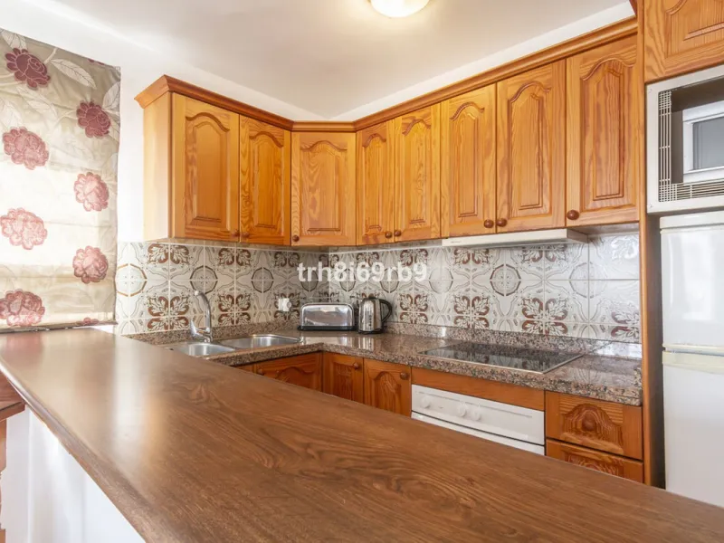Much sought after top floor 2 bed, 2 bath apartment in established community of Bena Vista.  The resort boasts easy access from the coast road, directly between Estepona and San Pedro, at the foot of El Paraiso international golf valley, and has community