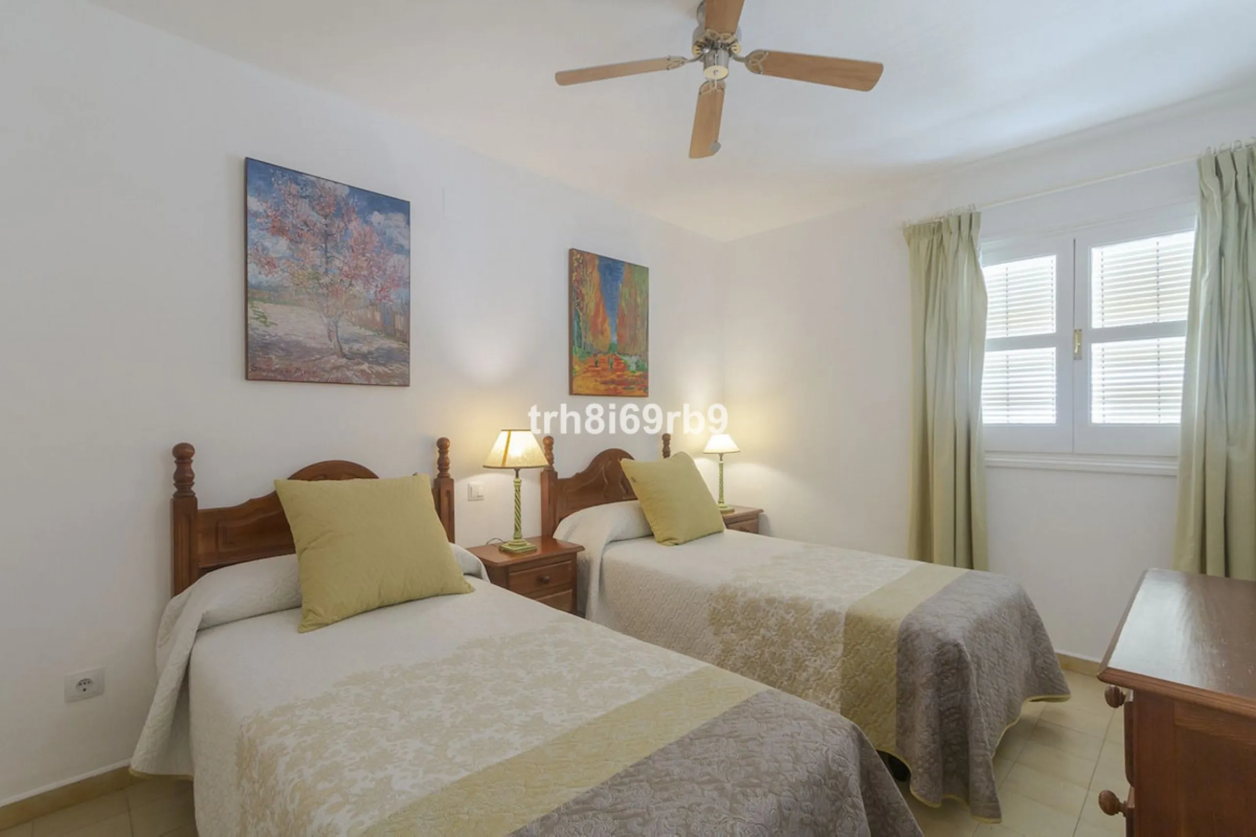 Much sought after top floor 2 bed, 2 bath apartment in established community of Bena Vista.  The resort boasts easy access from the coast road, directly between Estepona and San Pedro, at the foot of El Paraiso international golf valley, and has community