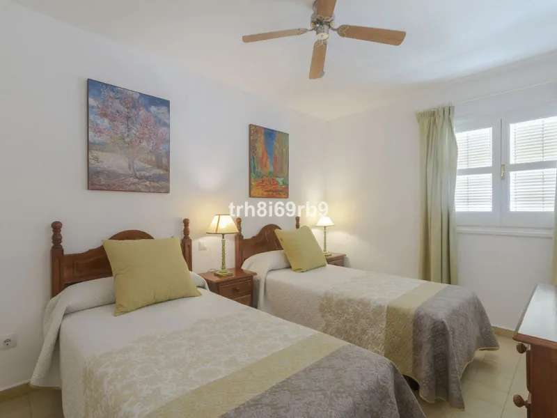 Much sought after top floor 2 bed, 2 bath apartment in established community of Bena Vista.  The resort boasts easy access from the coast road, directly between Estepona and San Pedro, at the foot of El Paraiso international golf valley, and has community
