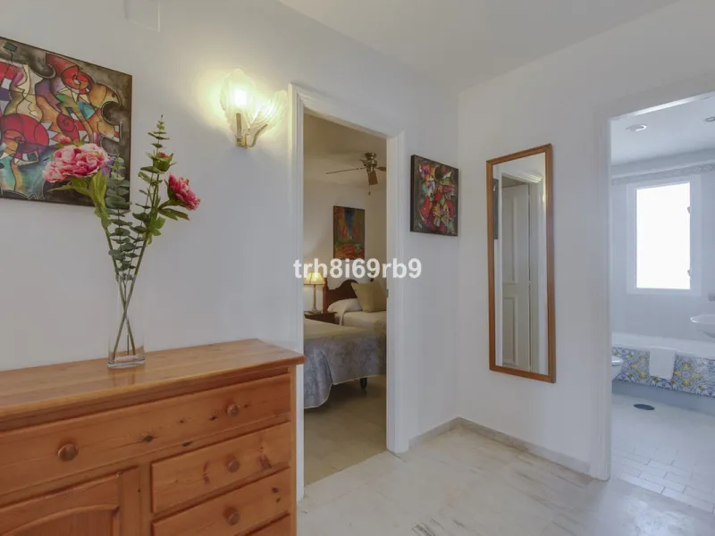 Much sought after top floor 2 bed, 2 bath apartment in established community of Bena Vista.  The resort boasts easy access from the coast road, directly between Estepona and San Pedro, at the foot of El Paraiso international golf valley, and has community