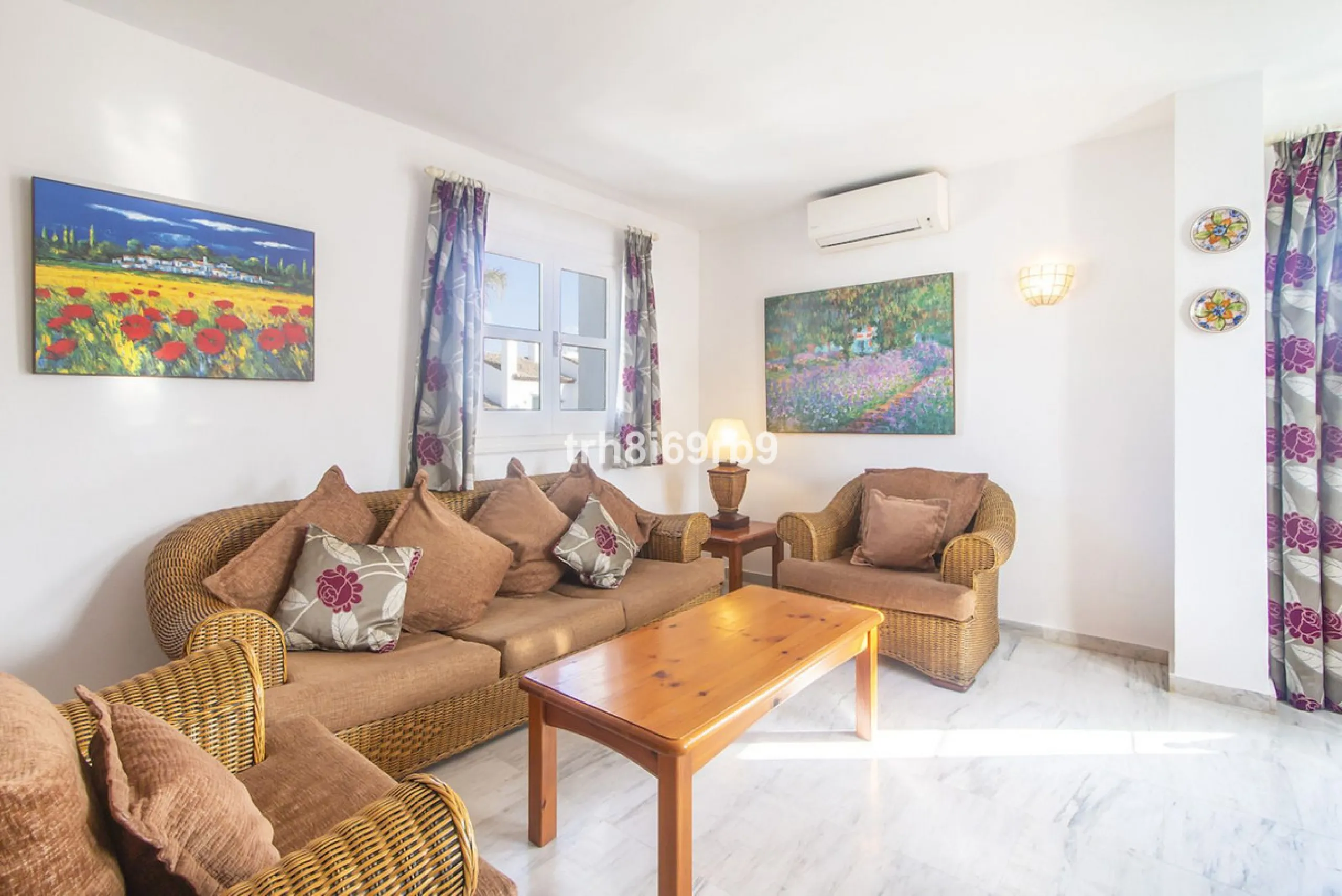 Much sought after top floor 2 bed, 2 bath apartment in established community of Bena Vista.  The resort boasts easy access from the coast road, directly between Estepona and San Pedro, at the foot of El Paraiso international golf valley, and has community