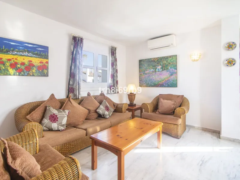 Much sought after top floor 2 bed, 2 bath apartment in established community of Bena Vista.  The resort boasts easy access from the coast road, directly between Estepona and San Pedro, at the foot of El Paraiso international golf valley, and has community