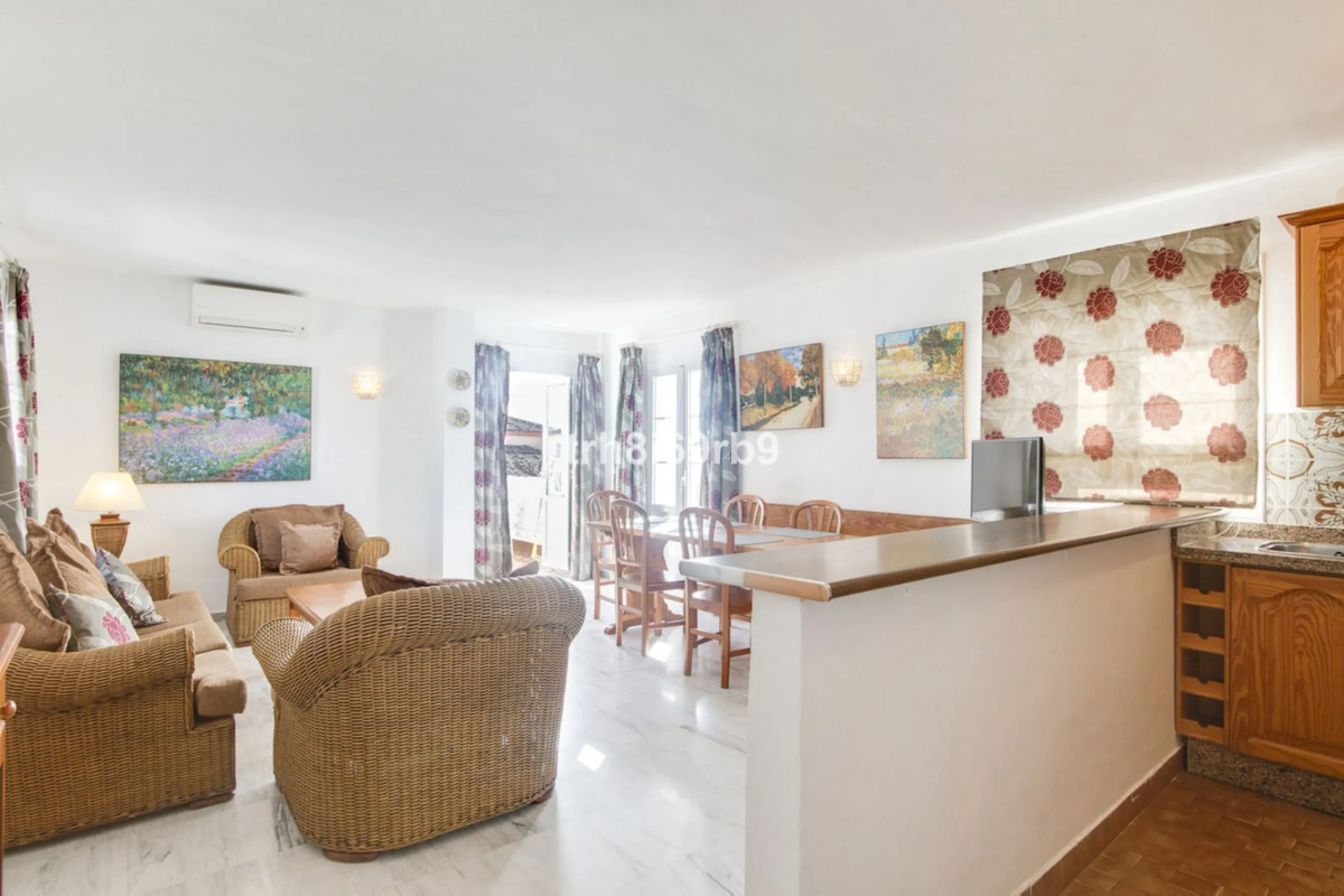 Much sought after top floor 2 bed, 2 bath apartment in established community of Bena Vista.  The resort boasts easy access from the coast road, directly between Estepona and San Pedro, at the foot of El Paraiso international golf valley, and has community