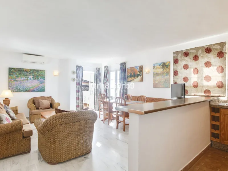 Much sought after top floor 2 bed, 2 bath apartment in established community of Bena Vista.  The resort boasts easy access from the coast road, directly between Estepona and San Pedro, at the foot of El Paraiso international golf valley, and has community