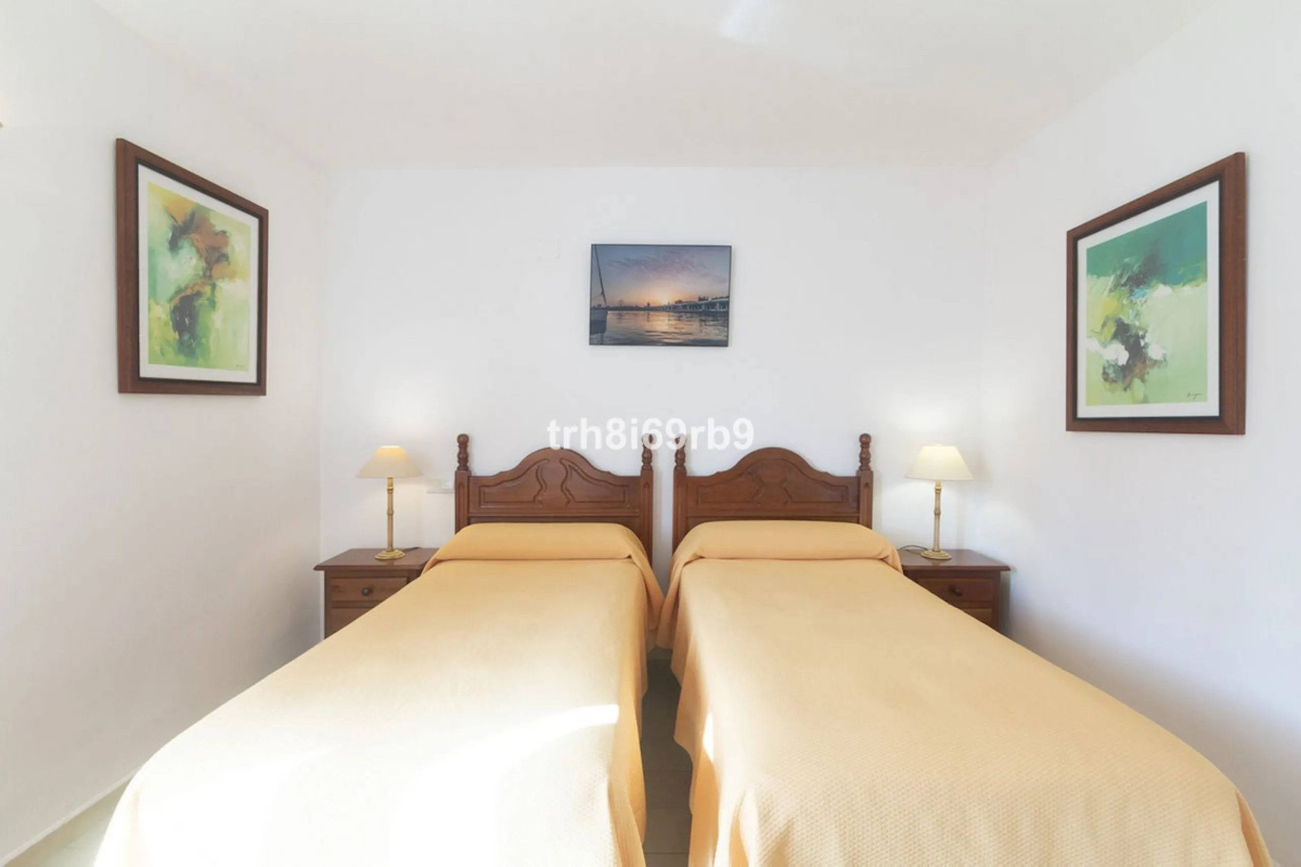 Much sought after top floor 2 bed, 2 bath apartment in established community of Bena Vista.  The resort boasts easy access from the coast road, directly between Estepona and San Pedro, at the foot of El Paraiso international golf valley, and has community