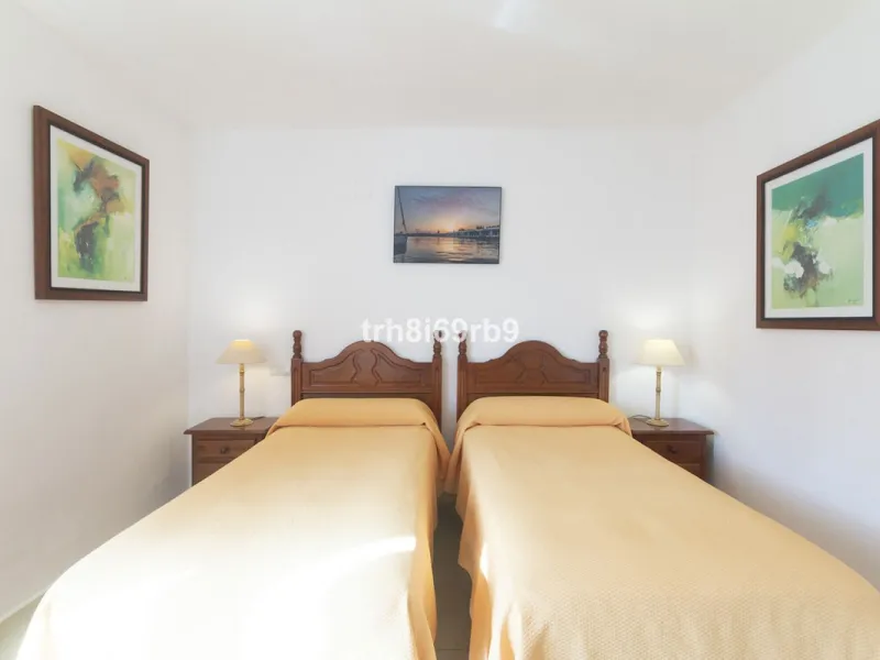 Much sought after top floor 2 bed, 2 bath apartment in established community of Bena Vista.  The resort boasts easy access from the coast road, directly between Estepona and San Pedro, at the foot of El Paraiso international golf valley, and has community