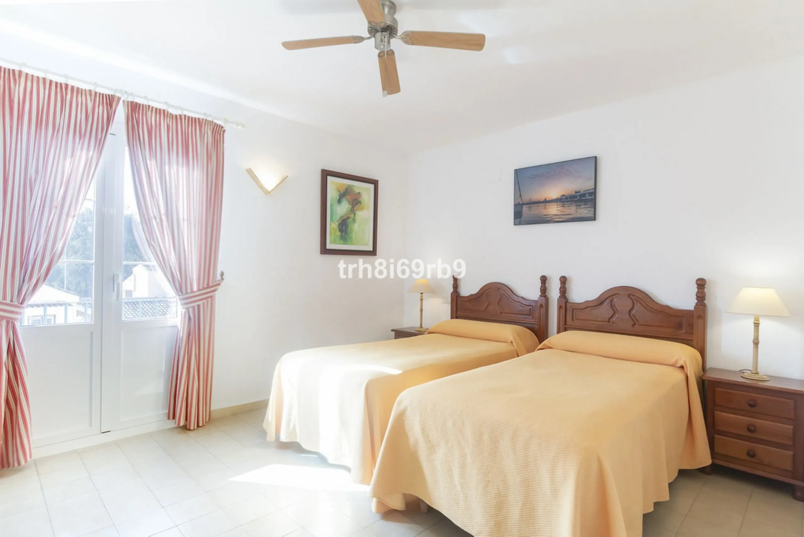 Much sought after top floor 2 bed, 2 bath apartment in established community of Bena Vista.  The resort boasts easy access from the coast road, directly between Estepona and San Pedro, at the foot of El Paraiso international golf valley, and has community