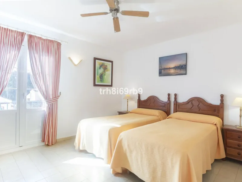 Much sought after top floor 2 bed, 2 bath apartment in established community of Bena Vista.  The resort boasts easy access from the coast road, directly between Estepona and San Pedro, at the foot of El Paraiso international golf valley, and has community