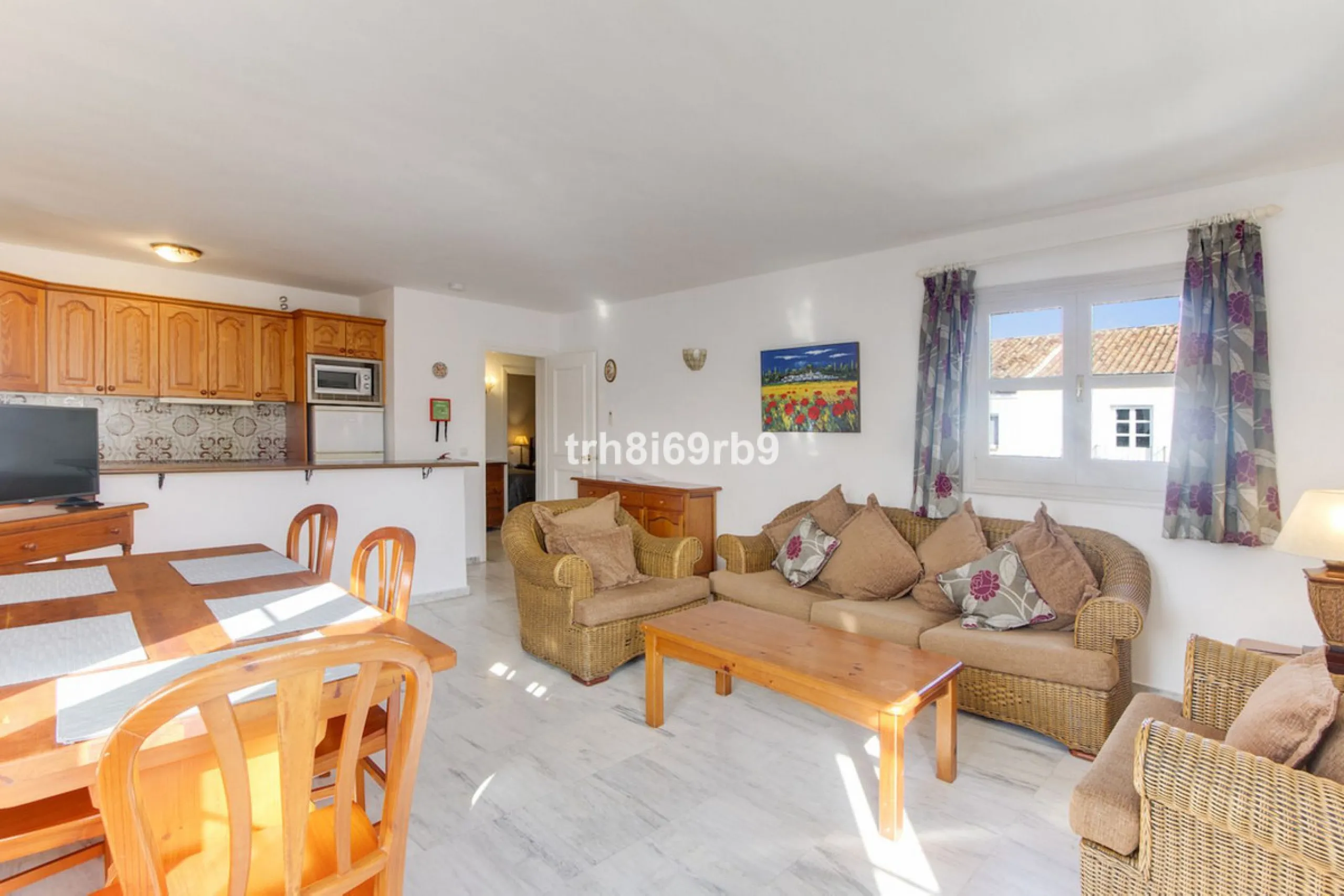 Much sought after top floor 2 bed, 2 bath apartment in established community of Bena Vista.  The resort boasts easy access from the coast road, directly between Estepona and San Pedro, at the foot of El Paraiso international golf valley, and has community