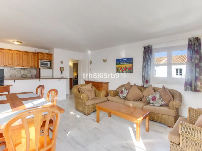 Much sought after top floor 2 bed, 2 bath apartment in established community of Bena Vista.  The resort boasts easy access from the coast road, directly between Estepona and San Pedro, at the foot of El Paraiso international golf valley, and has community