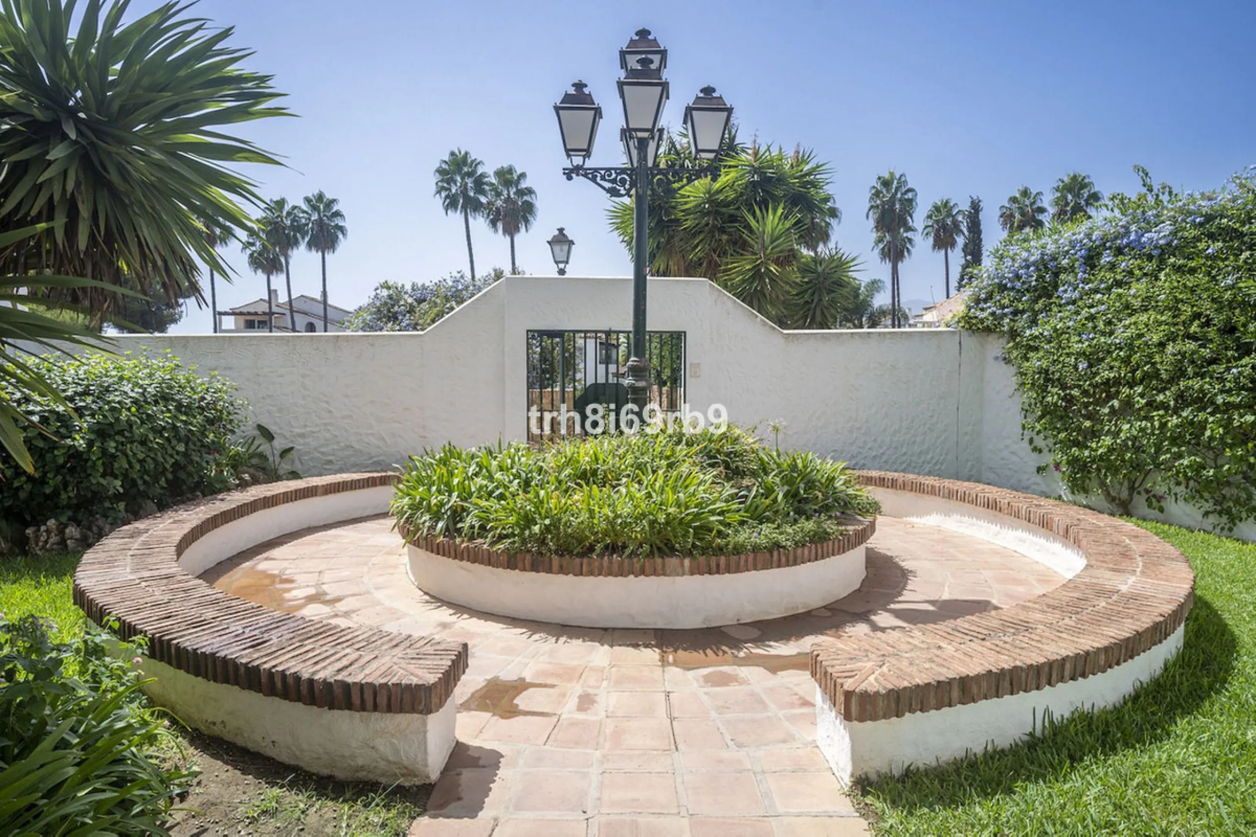 Much sought after top floor 2 bed, 2 bath apartment in established community of Bena Vista.  The resort boasts easy access from the coast road, directly between Estepona and San Pedro, at the foot of El Paraiso international golf valley, and has community