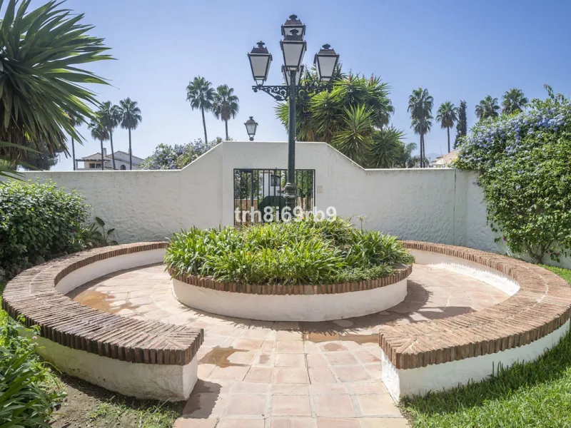 Much sought after top floor 2 bed, 2 bath apartment in established community of Bena Vista.  The resort boasts easy access from the coast road, directly between Estepona and San Pedro, at the foot of El Paraiso international golf valley, and has community