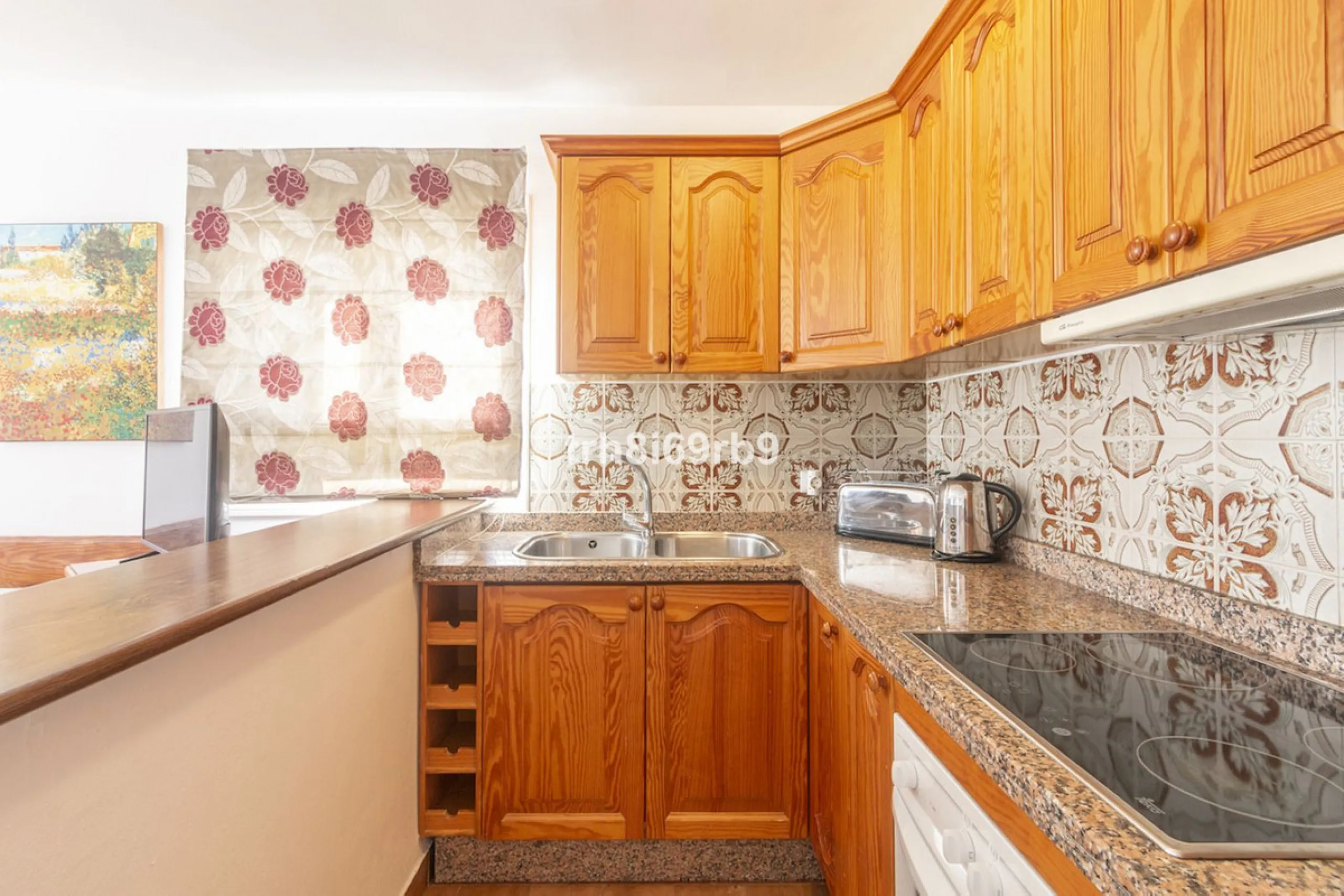 Much sought after top floor 2 bed, 2 bath apartment in established community of Bena Vista.  The resort boasts easy access from the coast road, directly between Estepona and San Pedro, at the foot of El Paraiso international golf valley, and has community