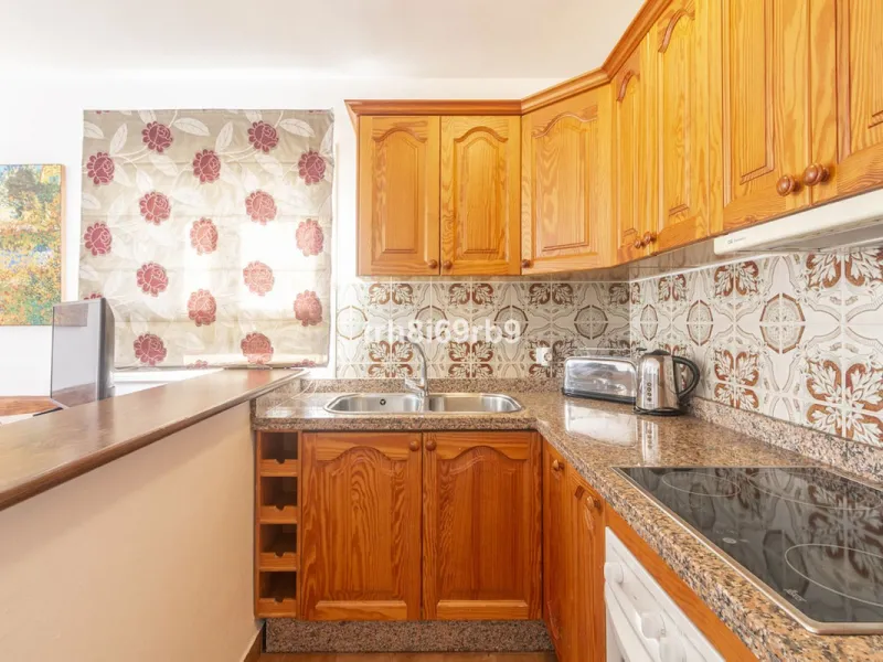 Much sought after top floor 2 bed, 2 bath apartment in established community of Bena Vista.  The resort boasts easy access from the coast road, directly between Estepona and San Pedro, at the foot of El Paraiso international golf valley, and has community