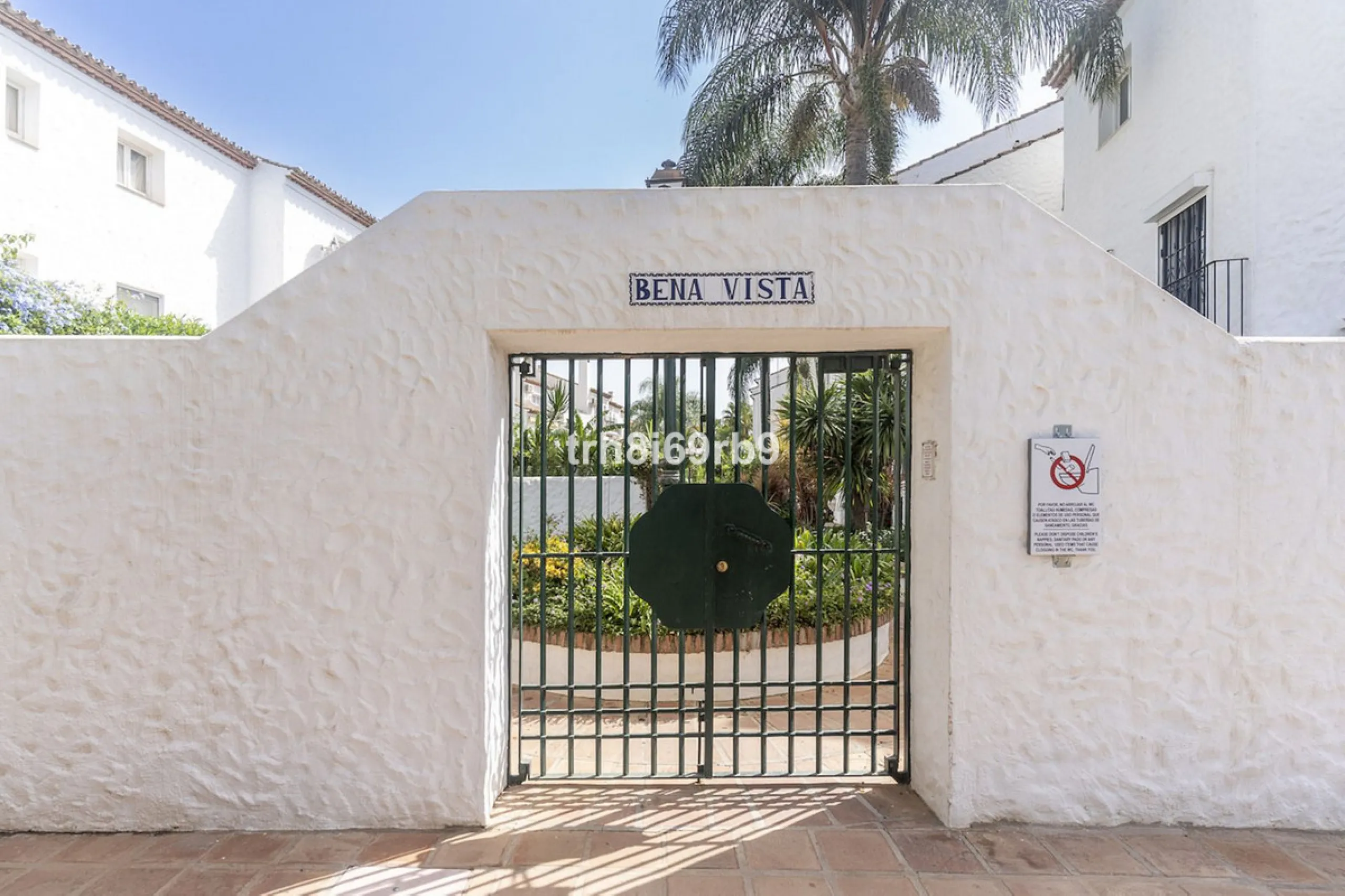 Much sought after top floor 2 bed, 2 bath apartment in established community of Bena Vista.  The resort boasts easy access from the coast road, directly between Estepona and San Pedro, at the foot of El Paraiso international golf valley, and has community