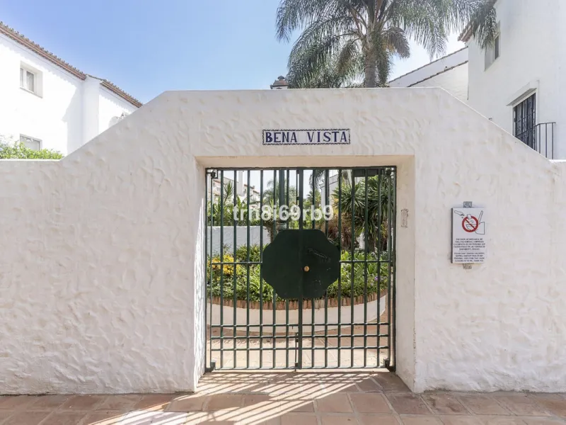 Much sought after top floor 2 bed, 2 bath apartment in established community of Bena Vista.  The resort boasts easy access from the coast road, directly between Estepona and San Pedro, at the foot of El Paraiso international golf valley, and has community