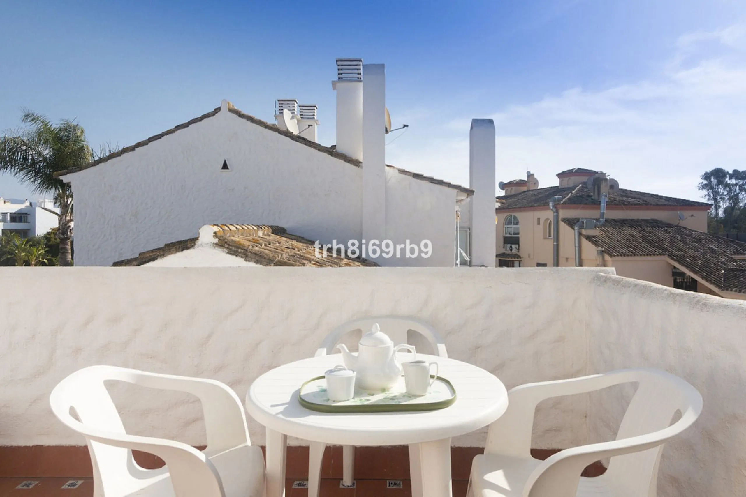 Much sought after top floor 2 bed, 2 bath apartment in established community of Bena Vista.  The resort boasts easy access from the coast road, directly between Estepona and San Pedro, at the foot of El Paraiso international golf valley, and has community