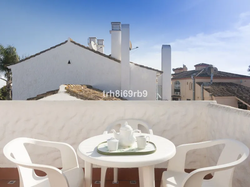 Much sought after top floor 2 bed, 2 bath apartment in established community of Bena Vista.  The resort boasts easy access from the coast road, directly between Estepona and San Pedro, at the foot of El Paraiso international golf valley, and has community