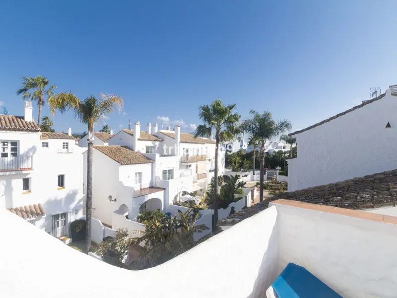 Much sought after top floor 2 bed, 2 bath apartment in established community of Bena Vista.  The resort boasts easy access from the coast road, directly between Estepona and San Pedro, at the foot of El Paraiso international golf valley, and has community