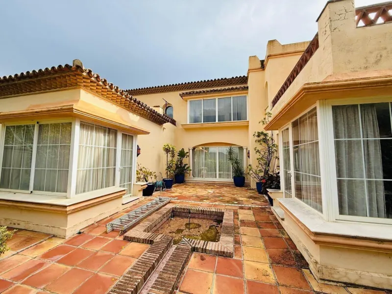Exclusive opportunity in Casares.
