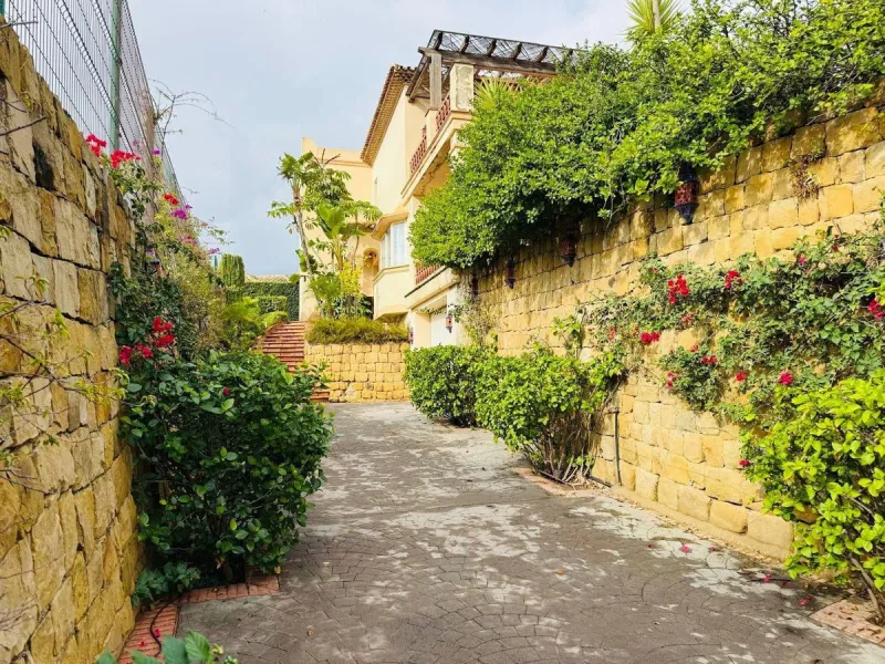 Exclusive opportunity in Casares.