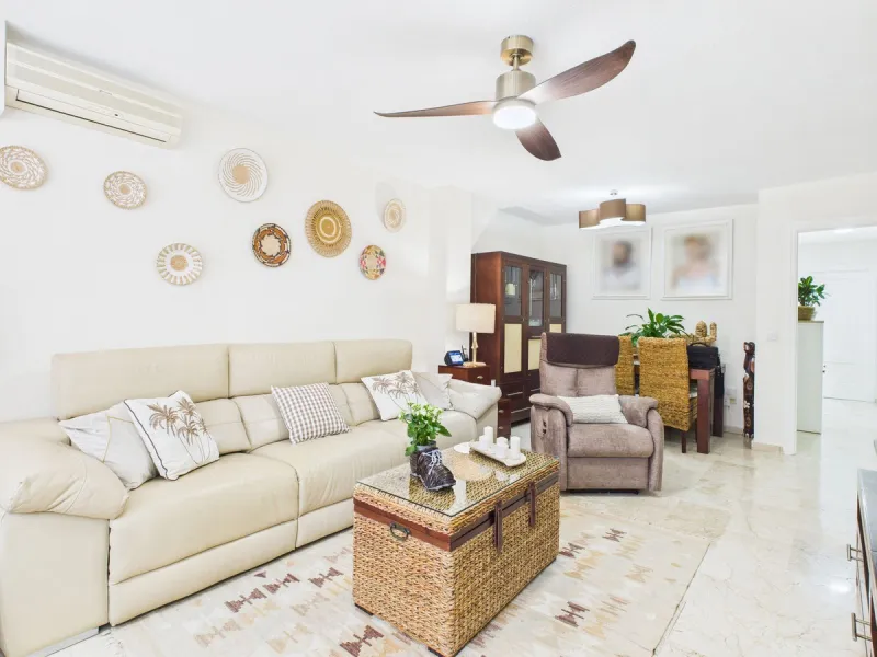 Apartment - Middle Floor Apartment в продаже в Estepona, Málaga. В доме 2 спален и 1 ванных комнат. Площадь дома 102 м²
