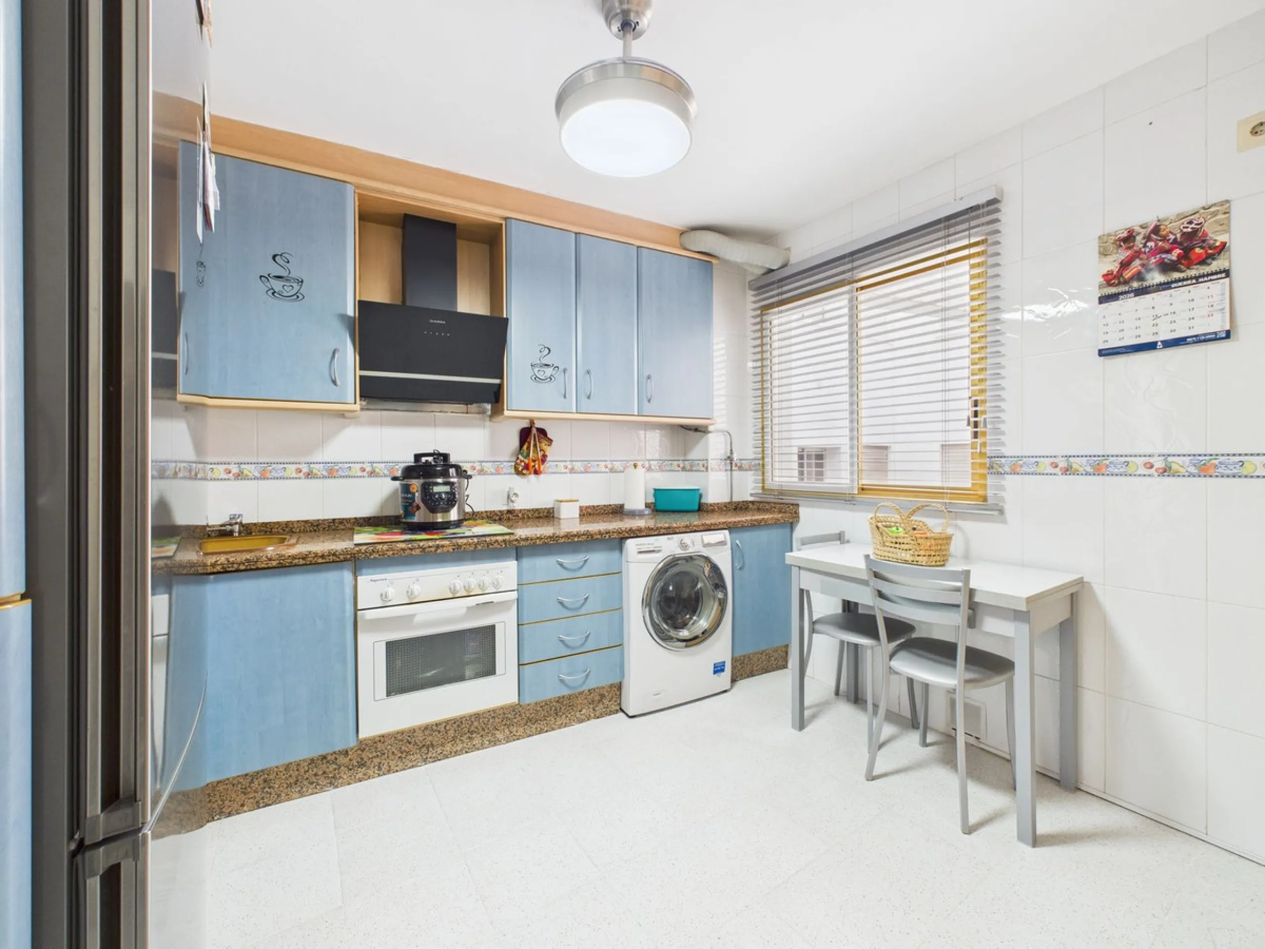 Apartment - Middle Floor Apartment в продаже в Estepona, Málaga. В доме 2 спален и 1 ванных комнат. Площадь дома 102 м²