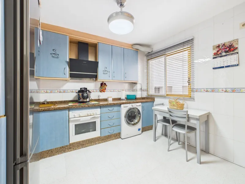 Apartment - Middle Floor Apartment в продаже в Estepona, Málaga. В доме 2 спален и 1 ванных комнат. Площадь дома 102 м²