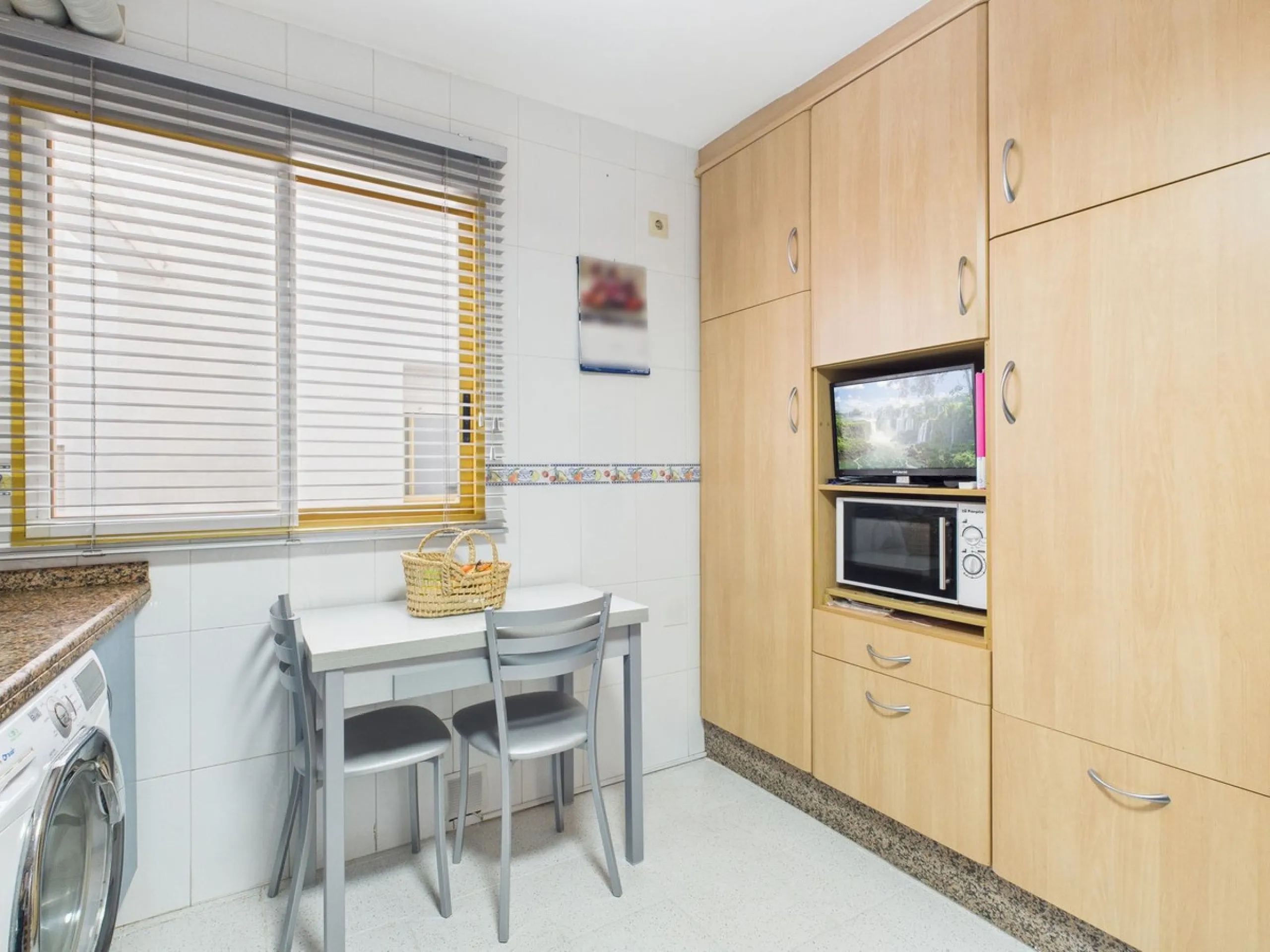 Apartment - Middle Floor Apartment в продаже в Estepona, Málaga. В доме 2 спален и 1 ванных комнат. Площадь дома 102 м²