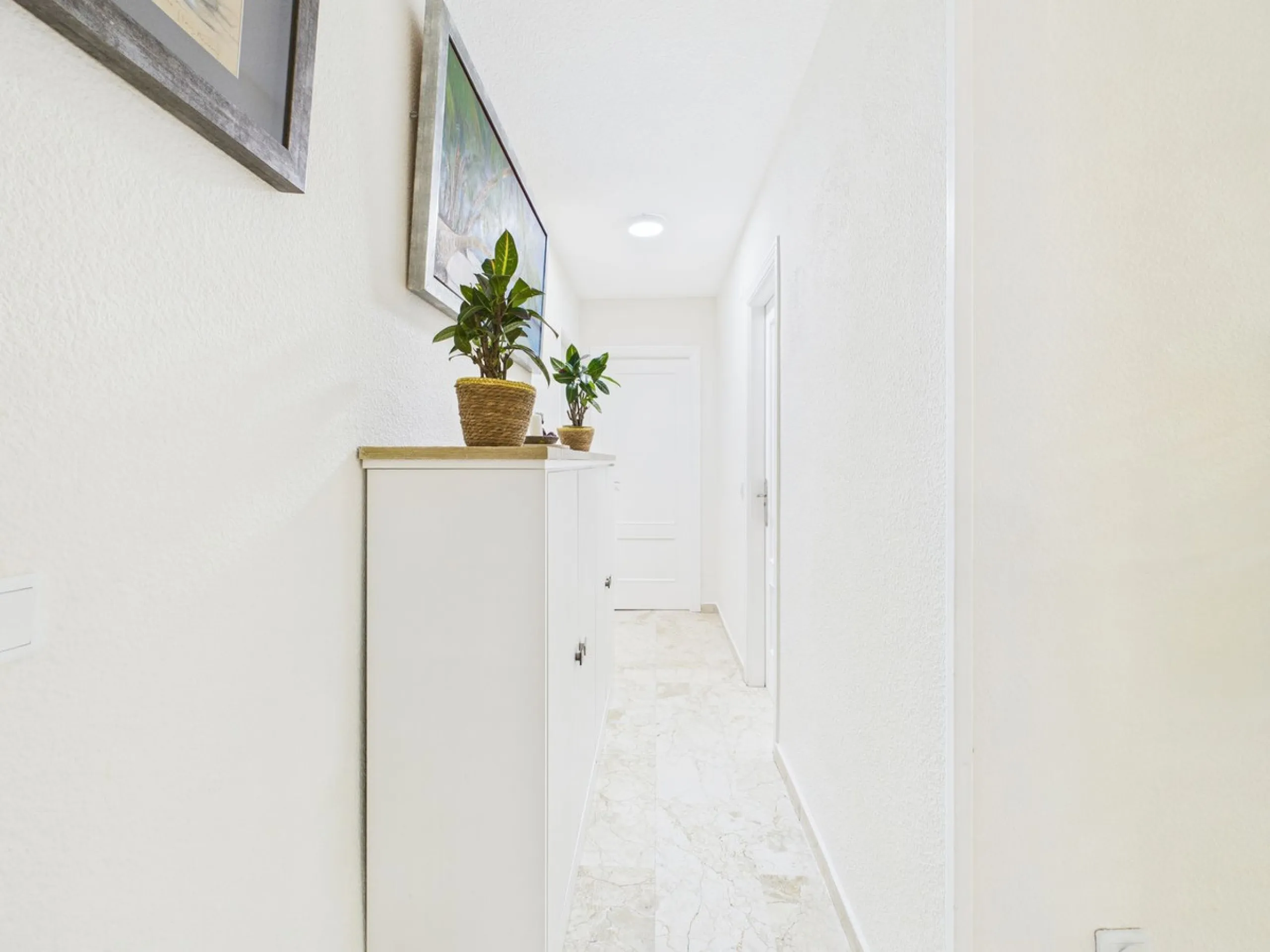Apartment - Middle Floor Apartment в продаже в Estepona, Málaga. В доме 2 спален и 1 ванных комнат. Площадь дома 102 м²