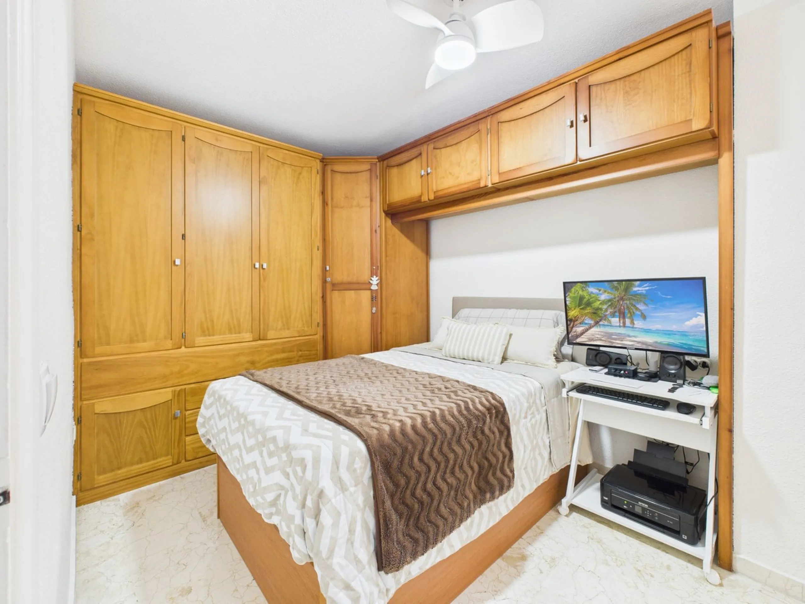 Apartment - Middle Floor Apartment в продаже в Estepona, Málaga. В доме 2 спален и 1 ванных комнат. Площадь дома 102 м²