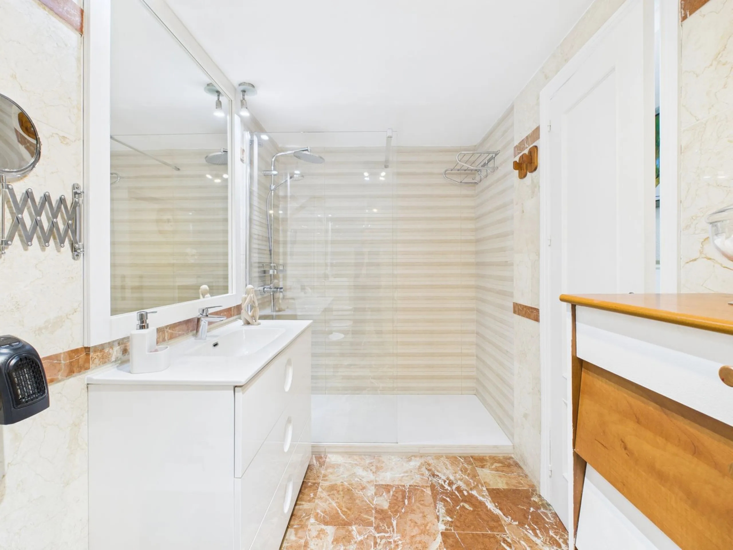 Apartment - Middle Floor Apartment в продаже в Estepona, Málaga. В доме 2 спален и 1 ванных комнат. Площадь дома 102 м²