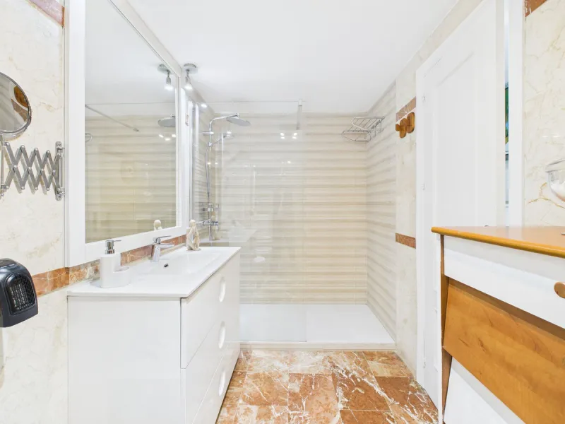 Apartment - Middle Floor Apartment в продаже в Estepona, Málaga. В доме 2 спален и 1 ванных комнат. Площадь дома 102 м²