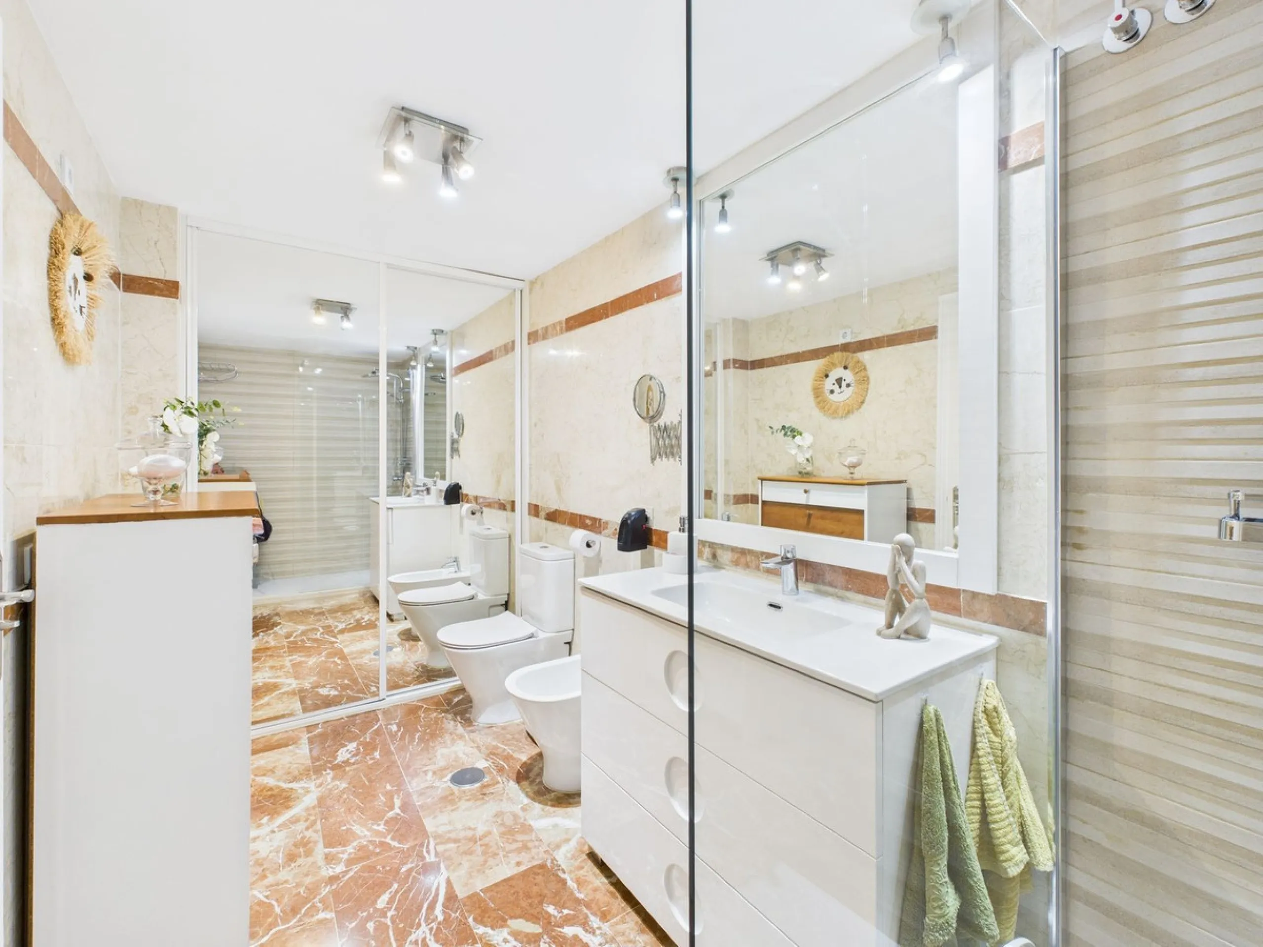 Apartment - Middle Floor Apartment в продаже в Estepona, Málaga. В доме 2 спален и 1 ванных комнат. Площадь дома 102 м²