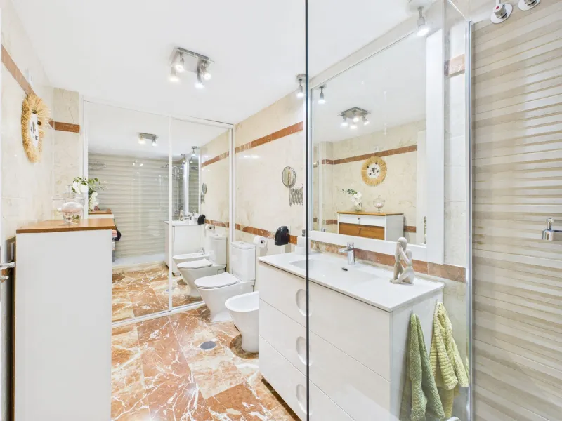 Apartment - Middle Floor Apartment в продаже в Estepona, Málaga. В доме 2 спален и 1 ванных комнат. Площадь дома 102 м²